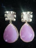 Brincos banhados a ouro com pedra em resina - Rosa claro
