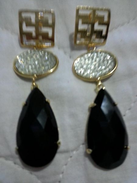 Brincos banhados a ouro com pedra sintética - Preta e Branca