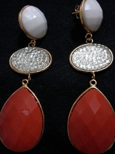 Brincos banhados a ouro com pedra sintética - Laranja Branca