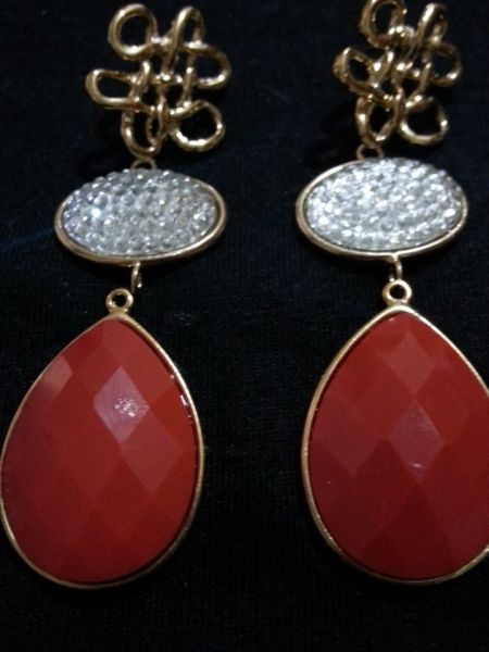 Brincos banhados a ouro com pedra sintética - Laranja Branca