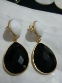 Brincos banhados a ouro com pedra sintética - Preta e Branca