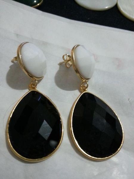 Brincos banhados a ouro com pedra sintética - Preta e Branca