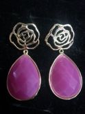 Brincos banhados a ouro com pedra em resina - Rosa Escuro