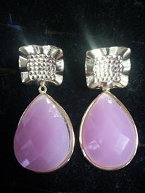 Brincos banhados a ouro com pedra em resina - Rosa claro